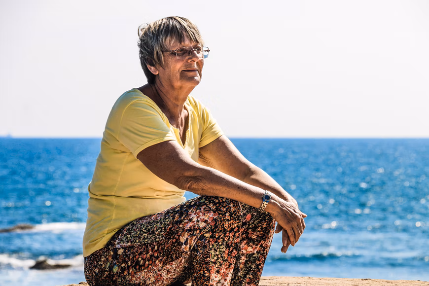 anziana al mare.jpg